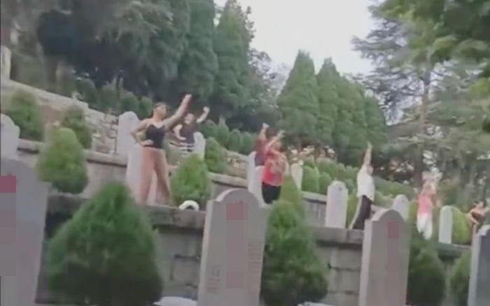 Nhóm phụ nữ gây phẫn nộ khi nhảy aerobic trong nghĩa trang liệt sĩ