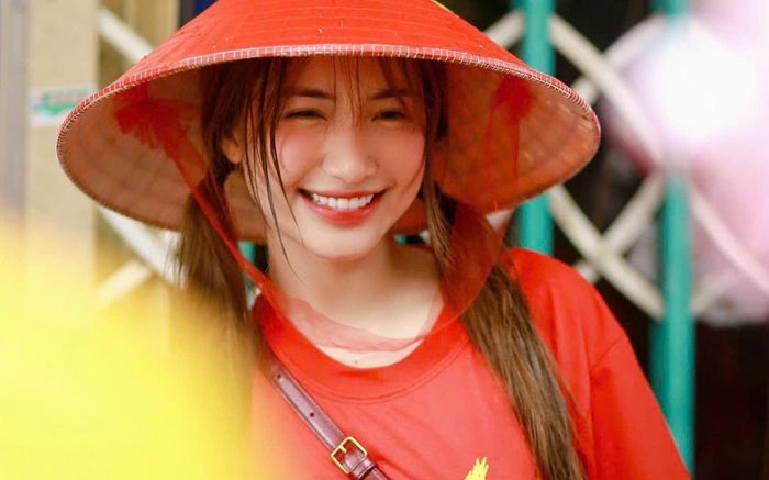 Hoà Minzy lên tiếng về chuyện nhận nuôi bé gái mồ côi ở Làng Nủ