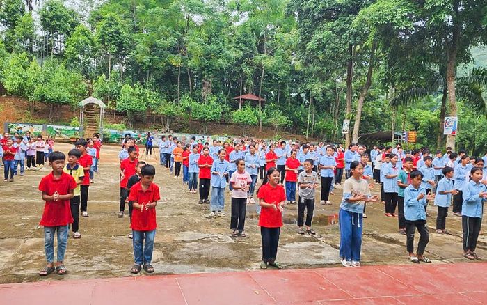 Gần 100 học sinh Làng Nủ trở lại trường sau lũ quét kinh hoàng