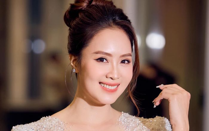 Chồng Hồng Diễm lần đầu lộ diện?