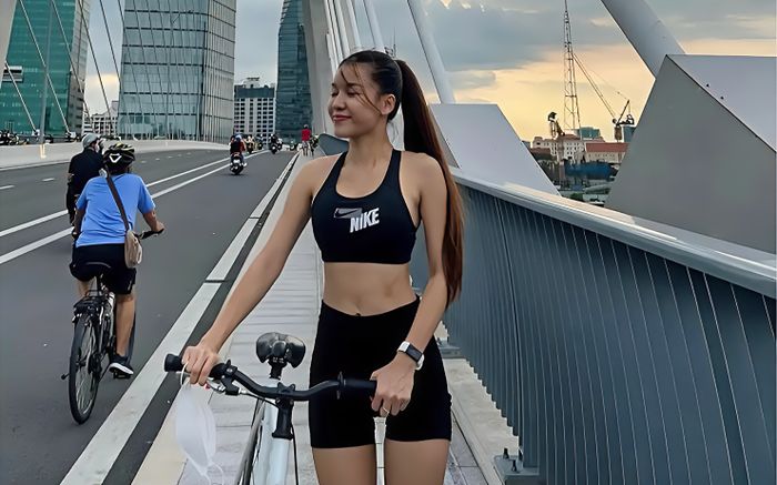 Thời trang tập gym nóng bỏng không kém đồ bơi của vợ Đặng Văn Lâm