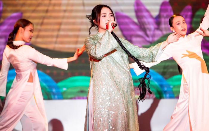 Đưa micro cho khán giả hát Bóng phù hoa, Phương Mỹ Chi nhận về 'cái kết' mỹ mãn