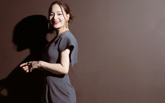Lan Phương khoe eo con kiến, vợ Anh Đức lộ bụng lùm lùm tại 'ngày vui' của Thúy Diễm