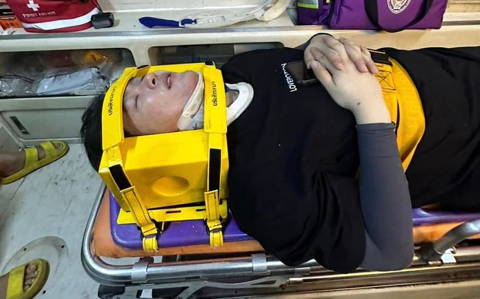 Nam nghệ sĩ gặp tai nạn xe hơi khi đi cứu trợ vùng lũ lụt