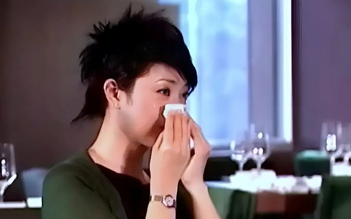 Hoa hậu đẹp nhất showbiz bị đồng nghiệp 'tác động vật lý' tại phim trường