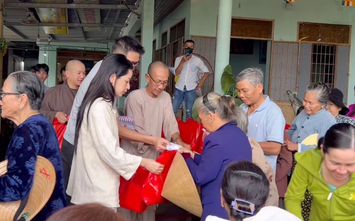 Chi Pu mặc giản dị làm từ thiện ở Phú Yên