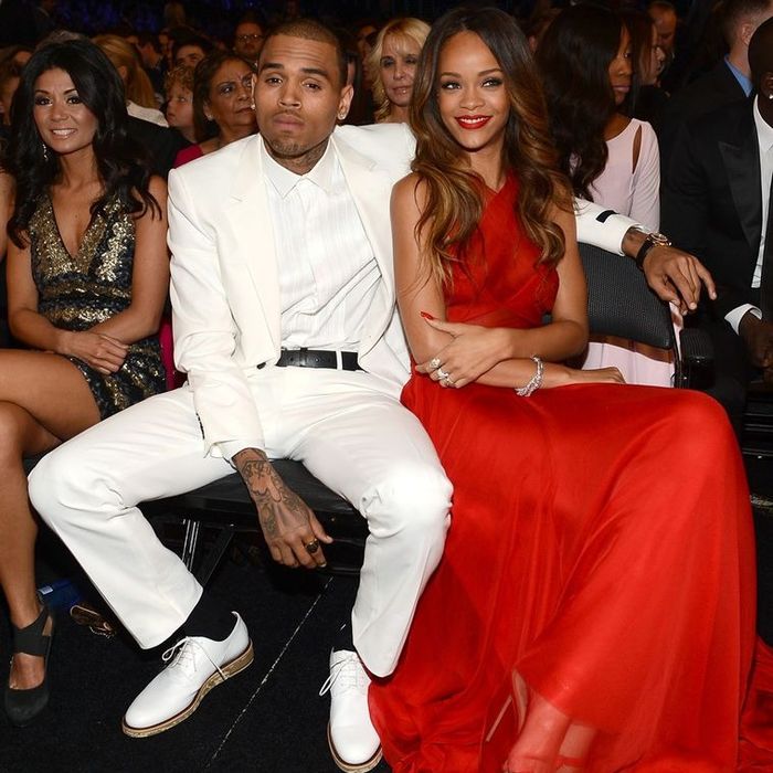 Rihanna từng bị hành hung bởi bạn trai cũ là ai?