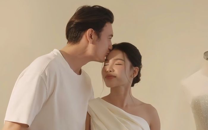 Thủ môn Đặng Văn Lâm ngọt ngào với vợ