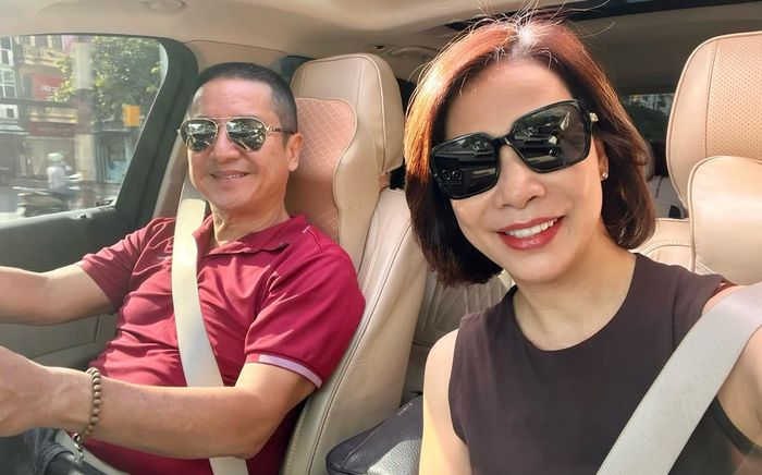 NSƯT Chí Trung phong độ lái ô tô chở bạn gái Á hậu kém 17 tuổi đi du lịch, Hiệp Gà thốt lên câu này!