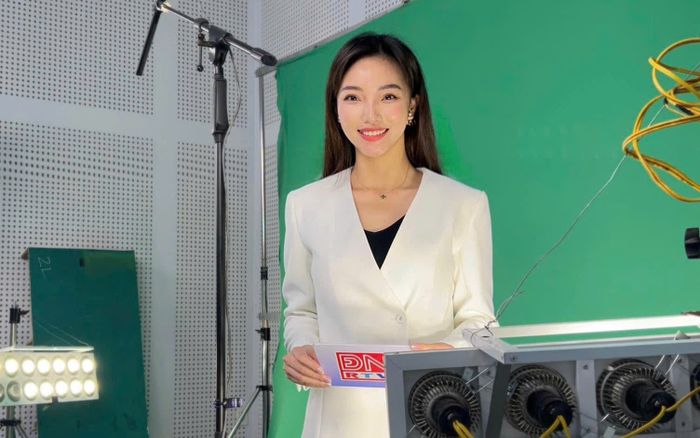 MC bản tin tiếng Anh đang gây sốt tại cuộc thi hoa hậu, ngó sang học vấn ai cũng kinh ngạc