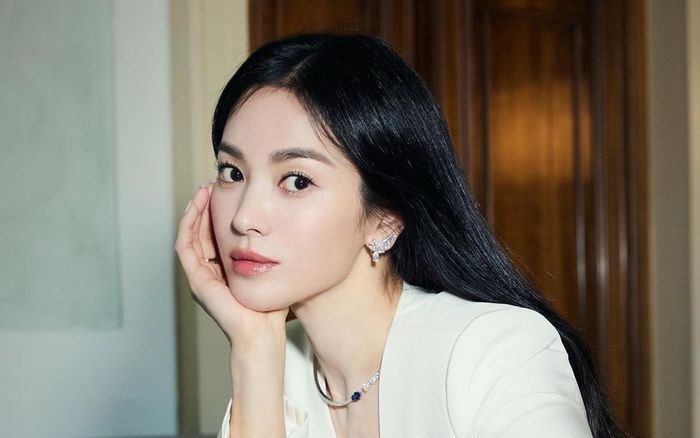 Song Hye Kyo khẳng định đẳng cấp 'chị đại' trong chuyện tình trường