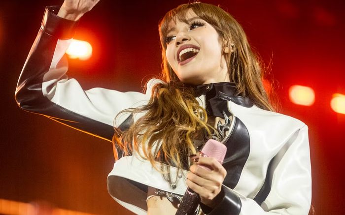 Động thái mới của Lisa khiến fan 'đứng ngồi không yên'
