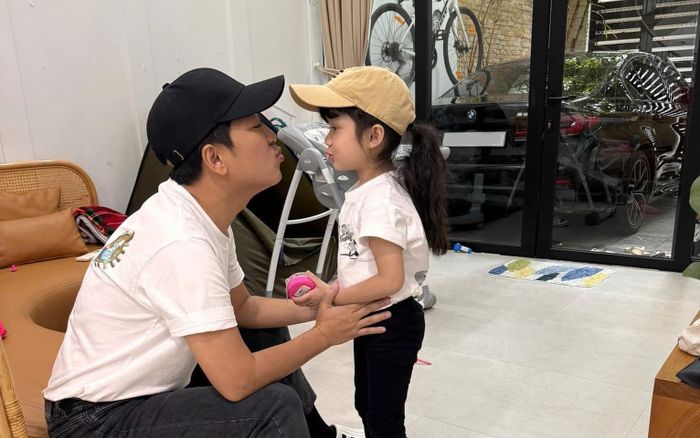 Trường Giang cùng con gái diện đồ đôi, ái nữ xinh xắn dự sẽ hot không kém mẹ Nhã Phương