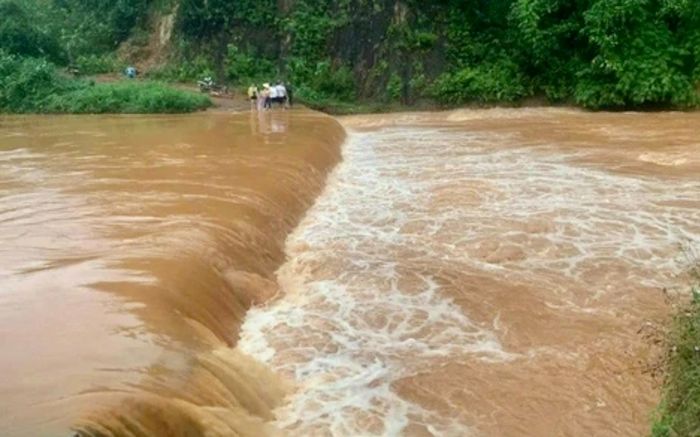 Cố vớt xe máy rơi xuống đập, người đàn ông bị nước cuốn trôi mất tích