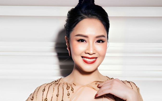 Hồng Diễm hiếm hoi mặc đầm trễ nải, khoe trọn vòng 1 nóng bỏng ở tuổi U50