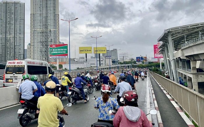 Dừng xe để mặc áo mưa sẽ bị phạt bao nhiêu tiền?