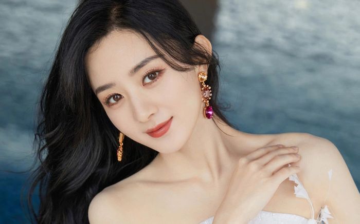 Khán giả nói gì trong ngày Triệu Lệ Dĩnh bước lên đỉnh cao danh vọng?