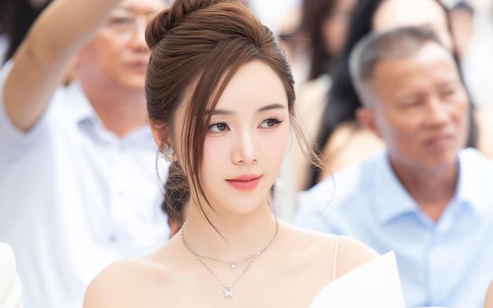 Quỳnh Kool mặc kín bưng vẫn khoe trọn body nóng bỏng