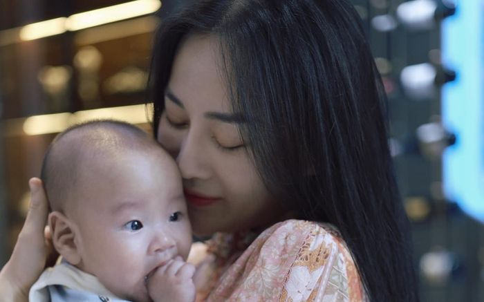 Phương Oanh nghiện con, kể luôn sự khác biệt của cặp song sinh