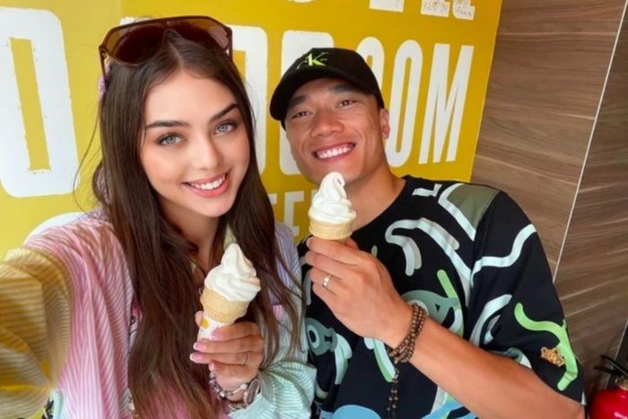 Vợ của Bùi Tiến Dũng là người nước nào?