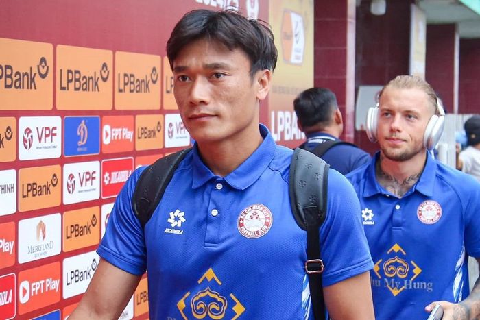 Thủ môn Bùi Tiến Dũng bắt đầu sự nghiệp tại lò đào tạo của câu lạc bộ nào?