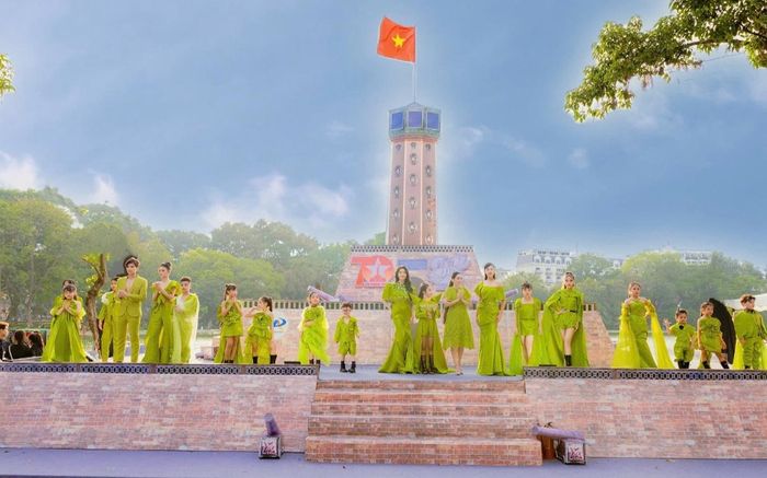 Mùa thu Hà Nội được tái hiện trên sàn diễn thời trang