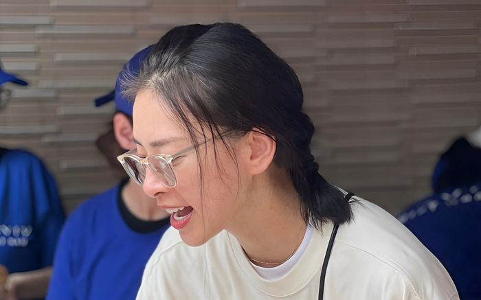 Nữ diễn viên Việt bán mì bất ngờ tái xuất Vbiz, nhan sắc U50 bên chồng kém 11 tuổi gây ngỡ ngàng