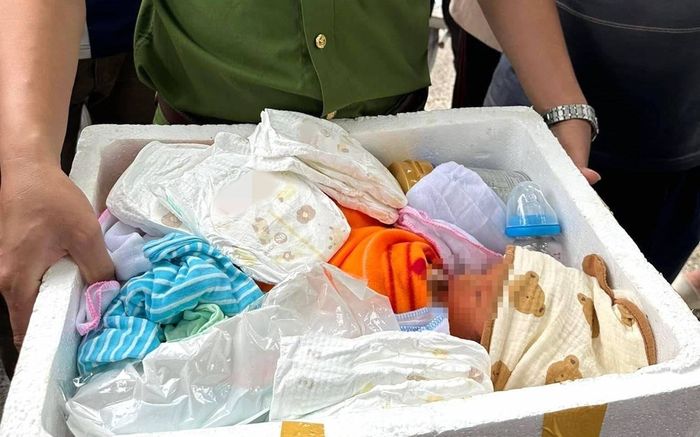 Bỏ con mới sinh vào thùng xốp thả trôi sông, người mẹ trình bày lý do xót xa