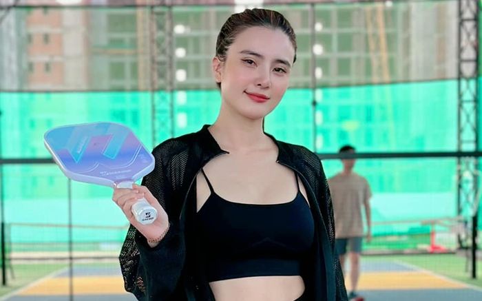 Em gái Công Vinh bị phản ứng vì mặc áo hai dây chơi thể thao