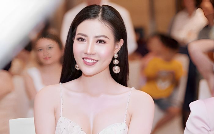 Thanh Hương và 'con gái' thả dáng bên lề đường, nhan sắc qua cam thường đẹp thế nào mà gây sốt