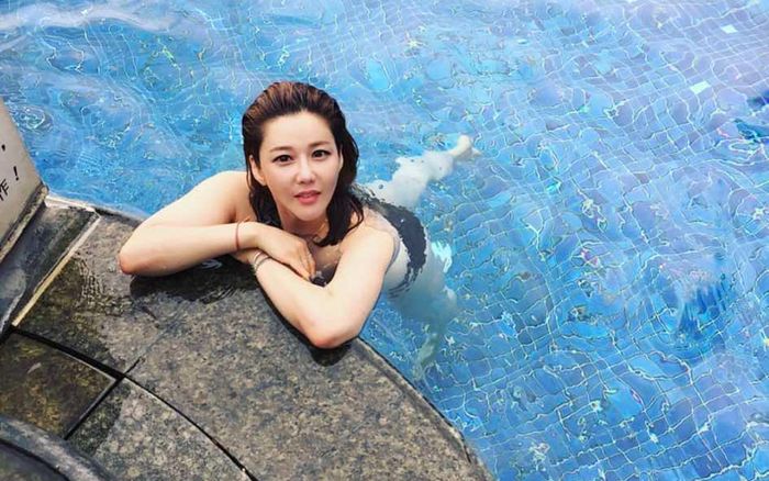 Nữ ca sĩ thừa nhận tiếp khách ở quán karaoke mỗi đêm đến 2h sáng