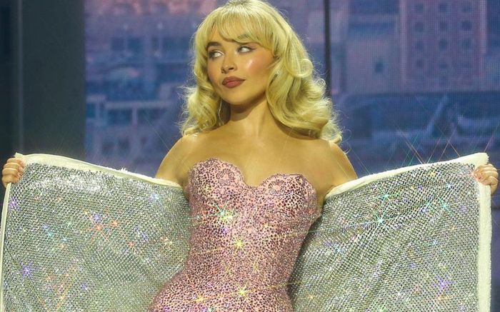 Chuyến lưu diễn của Sabrina Carpenter gây tranh cãi, bị so sánh với Taylor Swift