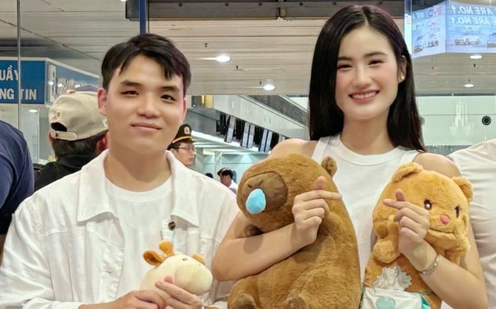 Bạn trai 2 lần 'lên đồ' đồng điệu khi đón Hoa hậu Ý Nhi tại sân bay
