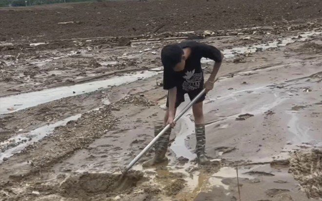 Bé Phúc ở Làng Nủ nghẹn ngào sau 17 ngày mẹ bị vùi lấp: Con nhớ mẹ lắm!