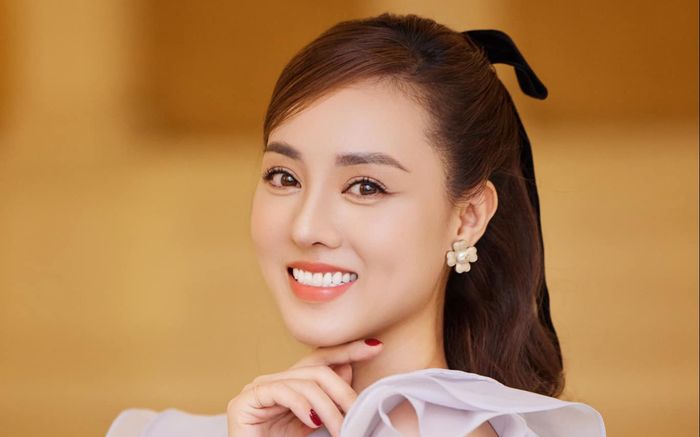 Vợ Công Lý thăng hạng nhan sắc sau khi nâng mũi lần 2