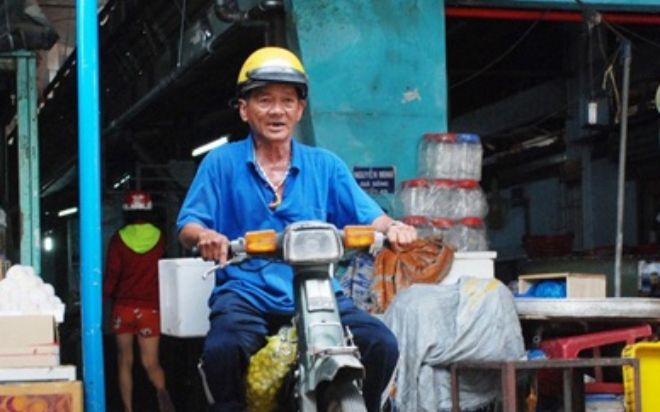 Người đàn ông quét rác trúng số 2.3 tỷ đồng, đưa hết tiền cho vợ và làm từ thiện