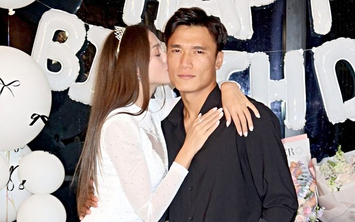 Thủ môn Bùi Tiến Dũng mang niềm vui lớn cho vợ