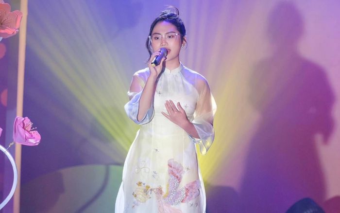 Sân khấu của Phương Mỹ Chi nhiều năm trước khiến dân tình bàn tán sôi nổi