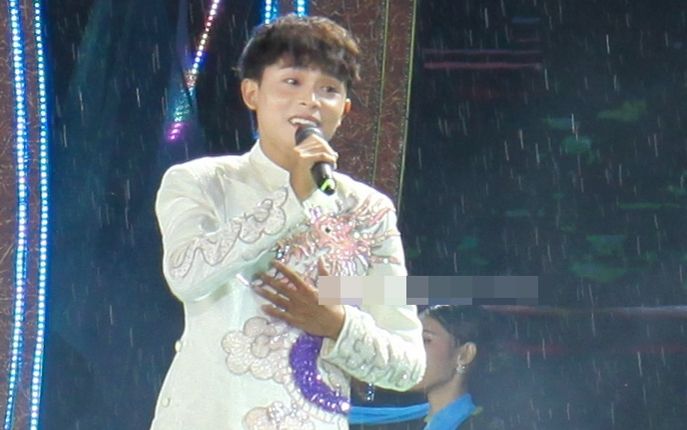 Thấy khán giả dầm mưa xem mình biểu diễn, Hồ Văn Cường có hành động dứt khoát