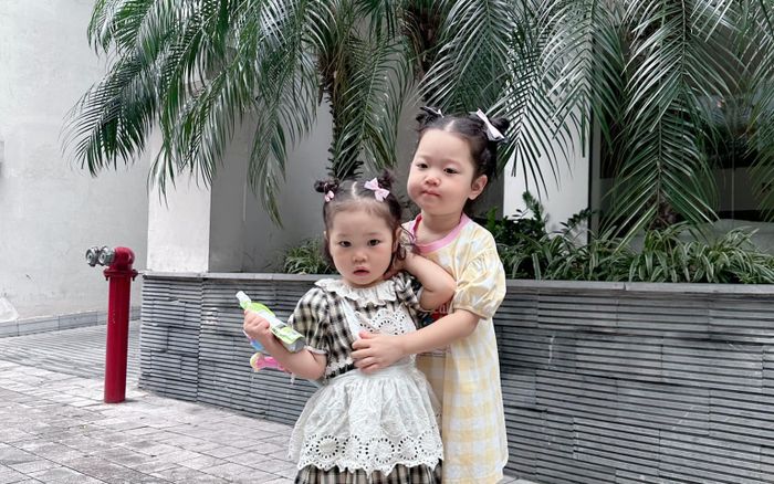 2 chị em ruột được mẹ đặt tên y xì nhau, vừa lạ vừa ngắn nhất nhì Việt Nam
