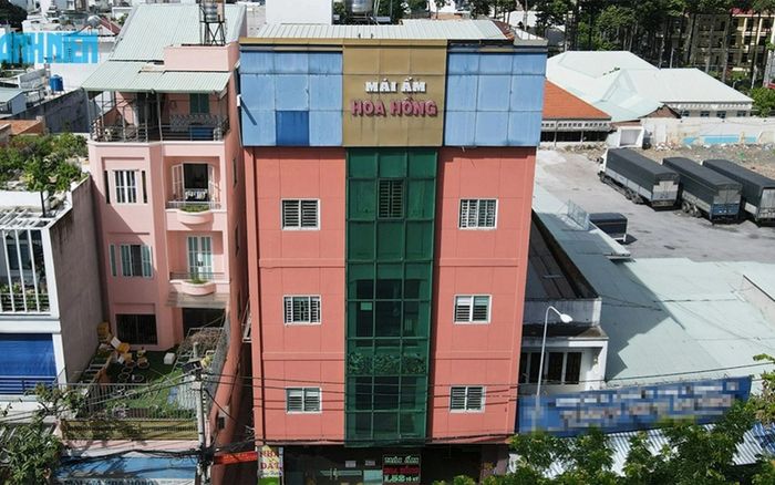 Hàng xóm tiết lộ tình tiết bất thường về các bảo mẫu tại mái ấm Hoa Hồng