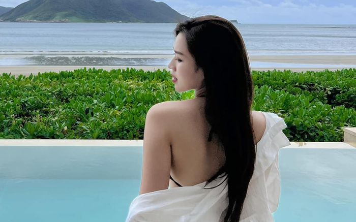 Hoa hậu Đỗ Thị Hà lại 'hở bạo', khoe tấm lưng trần nuột nà
