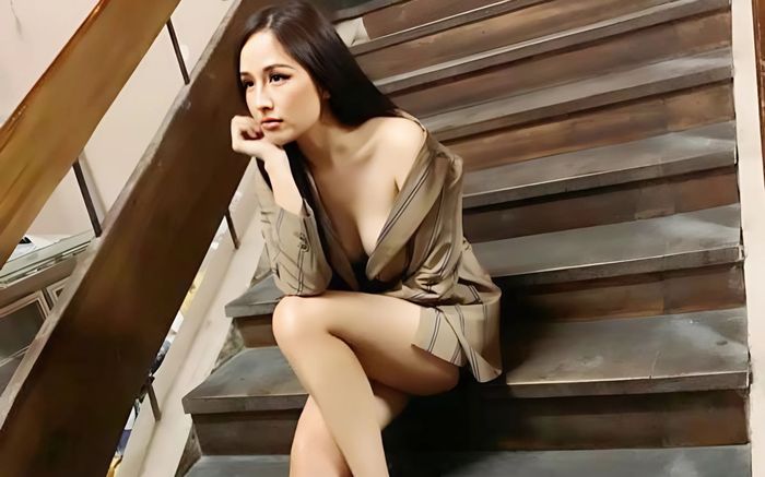 Mai Phương Thúy mê diện quần siêu ngắn, khoe đôi chân dài 1,18m