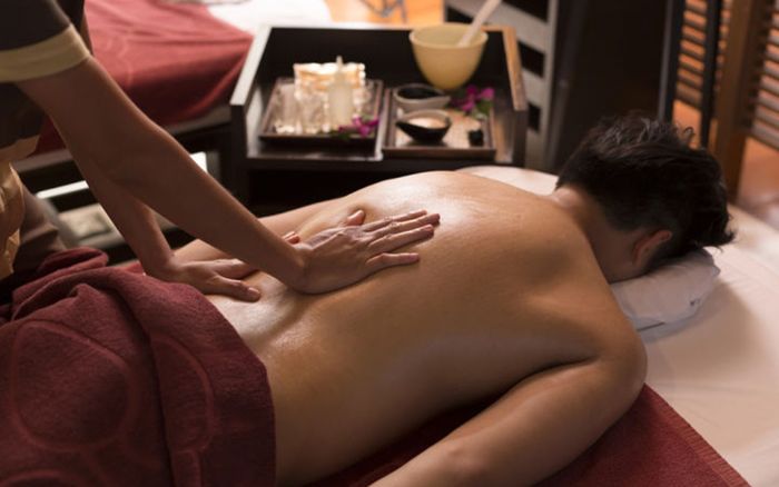 Đem lòng yêu cô gái làm nghề mát-xa, chủ tiệm điện thoại mất trắng hơn 1 tỷ đồng