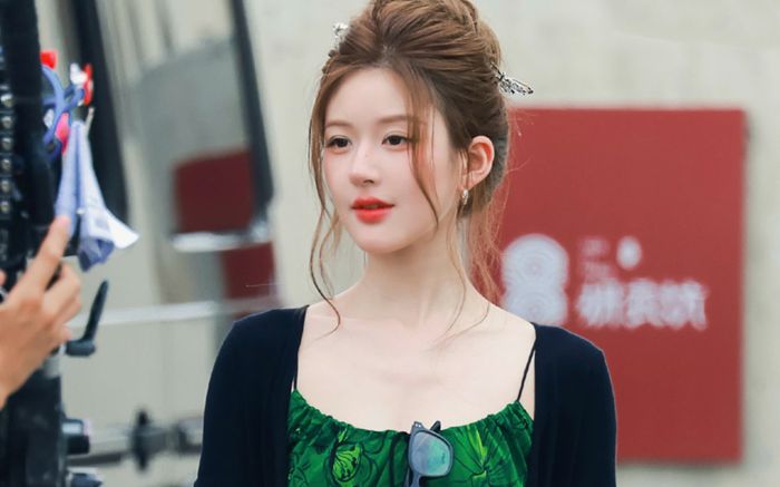 Tủ váy hoa hòe của Triệu Lộ Tư