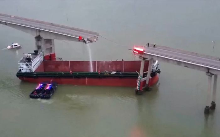 Kinh hãi khoảnh khắc tàu chở hàng đâm gãy cầu làm hai, ít nhất 5 người thiệt mạng