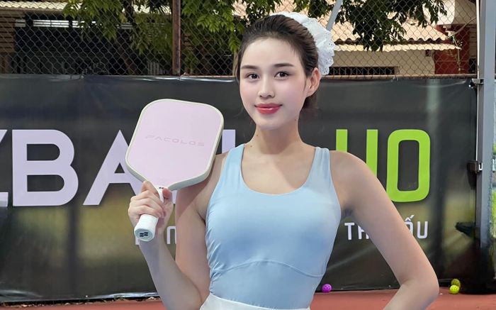 Hoa hậu Đỗ Thị Hà giảm diện váy áo 'kiệm vải' ra sân tập Pickleball