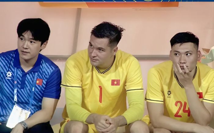 Thái độ của Nguyễn Filip khi thủ môn Đặng Văn Lâm mắc lỗi