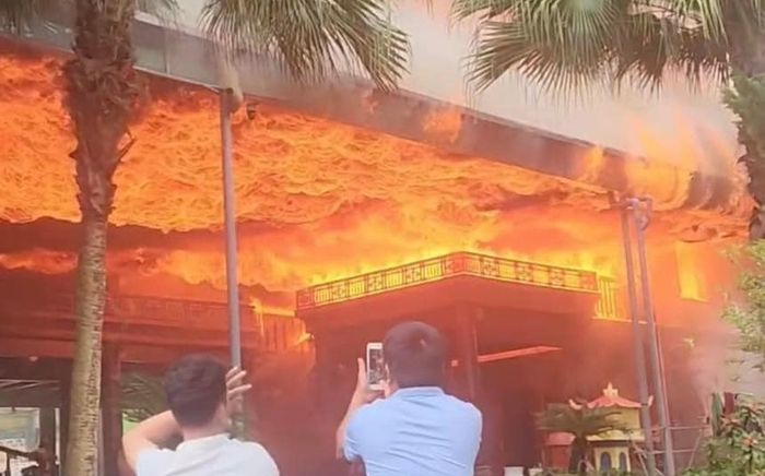 Nhà gỗ 5 gian ở Nghệ An bốc cháy, nhìn hiện trường ai cũng xót xa