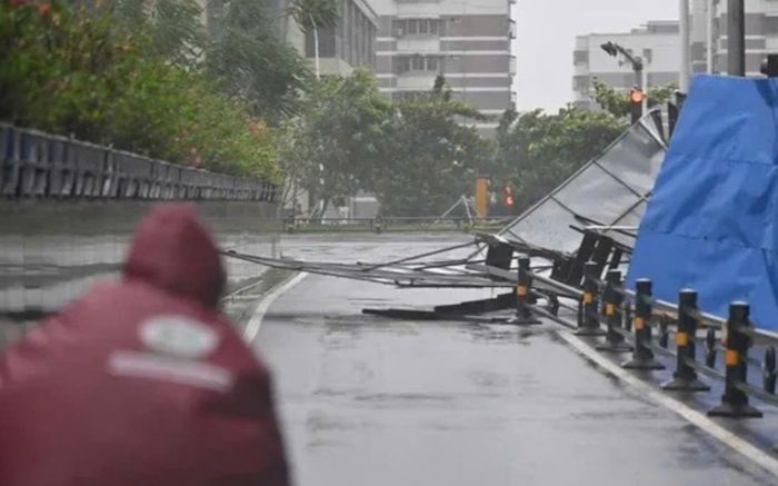 Cửa sổ nhà nam diễn viên bị thổi bay vì siêu bão Yagi